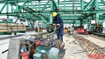 Nỗ lực thi công đúng tiến độ tuyến đường bộ trên cao dọc đường Vành đai 2