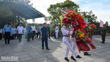 Chủ tịch Quốc hội Vương Đình Huệ và Đoàn công tác dâng hoa, dâng hương tại Nghĩa trang liệt sĩ thành phố Huế, tỉnh Thừa Thiên Huế. (Ảnh Duy Linh)