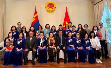 Các đại biểu chụp ảnh lưu niệm. (Ảnh: Đại sứ quán Việt Nam tại Mông Cổ)