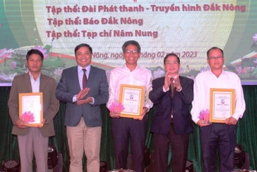 Ban Tổ chức trao giải thưởng cho 3 tập thể có thành tích xuất sắc.