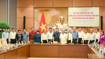 Chủ tịch Quốc hội Vương Đình Huệ chụp ảnh lưu niệm với các đại biểu dự cuộc gặp mặt. (Ảnh: Duy Linh)