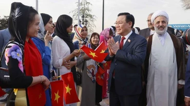 Chủ tịch Quốc hội thăm Đại sứ quán, cộng đồng người Việt tại Iran