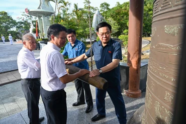 Chủ tịch Quốc hội Vương Đình Huệ và các đại biểu thỉnh chuông tại tháp chuông Hòa Bình ở Nghĩa trang liệt sĩ thành phố Huế.