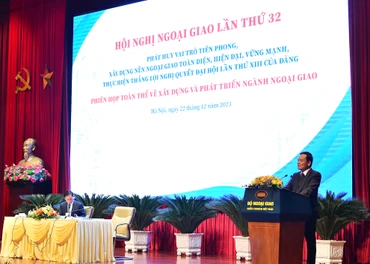 [Ảnh] Phiên họp toàn thể về xây dựng và phát triển ngành ngoại giao 