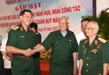 Trung tướng Nguyễn Trường Thắng, Ủy viên Trung ương Đảng, Tư lệnh Quân khu và các đại biểu. 