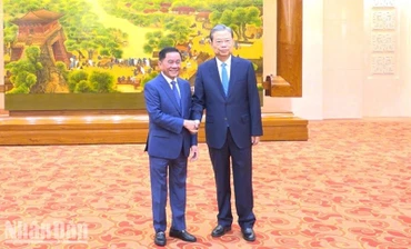 Đồng chí Trần Cẩm Tú và đồng chí Triệu Lạc Tế. (Ảnh: HỒ QUÂN)