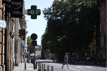 Nhiệt kế ngoài trời chỉ mức nhiệt 42,5°C tại Toulouse, miền nam nước Pháp, ngày 17/7/2022. (Ảnh: AFP/TTXVN)
