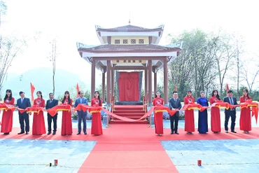 Lãnh đạo Báo Nhân Dân và tỉnh Tuyên Quang cắt băng khánh thành Nhà bia di tích tại thôn Khuôn Điển, xã Kim Quan, huyện Yên Sơn, tỉnh Tuyên Quang. (Ảnh: THỦY NGUYÊN)