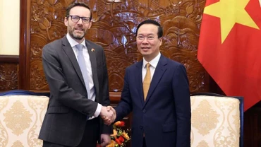 Chủ tịch nước Võ Văn Thưởng tiếp Đại sứ Vương quốc Liên hiệp Anh và Bắc Ireland tại Việt Nam Iain Frew. (Ảnh: Thống Nhất/TTXVN)