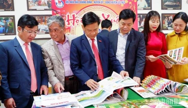 Đại diện lãnh đạo Ban Tuyên giáo Tỉnh ủy Quảng Bình và huyện Lệ Thủy dự Hội báo Xuân 20023.