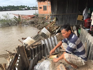 Đoạn sông Mỏ Cày (thị trấn Mỏ Cày, huyện Mỏ Cày Nam) thường xuyên bị sạt lở ảnh hưởng cuộc sống người dân.