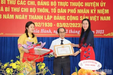Bí thư Tỉnh ủy Quảng Ngãi Bùi Thị Quỳnh Vân trao Giấy khen của Huyện ủy Nghĩa Hành cho Chi bộ tổ dân phố Phú Bình Đông thuộc Đảng bộ thị trấn Chợ Chùa đã hoàn thành xuất sắc nhiệm vụ tiêu biểu 5 năm liền.
