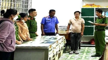 Cơ quan Cảnh sát điều tra Công an huyện thi hành lệnh bắt tạm giam đối với H Phia Je (áo vàng), nguyên Chủ tịch Hội Chữ thập đỏ xã Đắk Liêng. (Ảnh: Công an huyện Lắk)