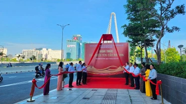 Các đại biểu thực hiện nghi thức đặt tên cầu Ba Son và cầu Thủ Thiêm.