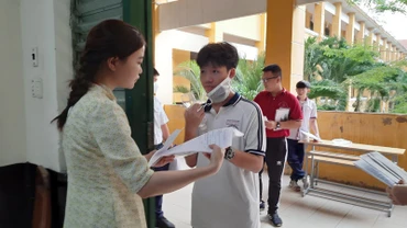 Các thí sinh làm thủ tục vào phòng thi. 