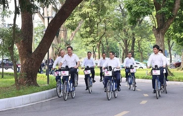 [Ảnh] Thủ tướng Phạm Minh Chính và Thủ tướng Hà Lan dạo phố Hà Nội