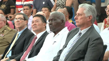 Bí thư Thứ nhất Ban Chấp hành Trung ương Đảng Cộng sản Cuba, Chủ tịch nước Cuba Miguel Díaz-Canel cùng các đại biểu dự lễ kỷ niệm. 