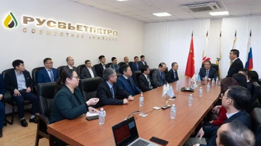 Đại sứ Đặng Minh Khôi trò chuyện với nhân viên Rusvietpetro.
