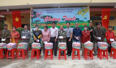 Người dân khó khăn vùng biên giới Long An nhận quà Tết tại Đồn Biên phòng Sông Trăng.