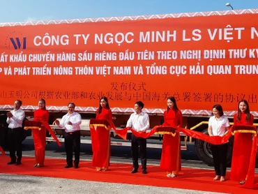 Thực hiện nghi thức xuất khẩu chính ngạch chuyến hàng sầu riêng đầu tiên từ Cần Thơ sang Trung Quốc.