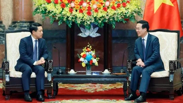 Chủ tịch nước Võ Văn Thưởng tiếp Phó Thủ tướng, Bộ trưởng Ngoại giao Lào Saleumxay Kommasith. (Ảnh: Thống Nhất/TTXVN)
