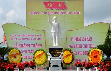 Tượng đài Chủ tịch Hồ Chí Minh tại Công an huyện Đức Linh. 