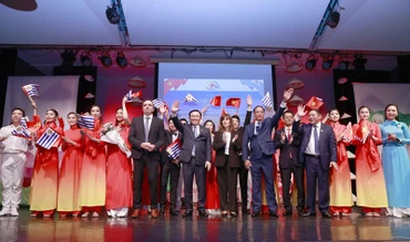 Chủ tịch Quốc hội Vương Đình Huệ với các nghệ sĩ tại chương trình. (Ảnh: Doãn Tấn/TTXVN) 