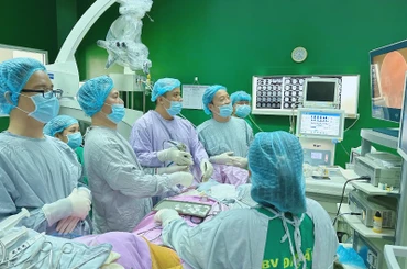 Các bác sĩ tiến hành mổ nội soi qua hốc mắt bệnh nhân.