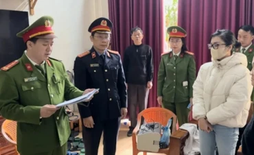 Công an Quảng Bình tống đạt quyết định khởi tố bị can đối với Nguyễn Hà Linh. (Ảnh: Công an Quảng Bình)