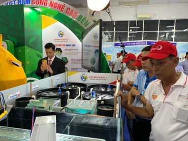 Người dân tìm hiểu quy trình nuôi tôm tiên tiến tại hội chợ.