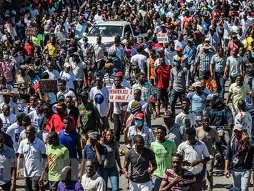 Cảnh sát và người dân xuống đường phản đối bạo lực băng đảng ở Haiti