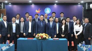 Bí thư Trung ương Đoàn, Chủ tịch Hội Liên hiệp Thanh niên Việt Nam Nguyễn Minh Triết, Chủ tịch Hội Doanh nhân Việt Nam Đặng Hồng Anh (thứ 6 và 7 từ phải sang, hàng đầu) cùng đại diện các ban, ngành liên quan tại lễ ký kết.