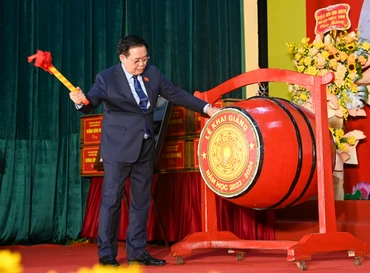 [Ảnh] Chủ tịch Quốc hội dự khai giảng năm học mới tại Trường Hữu nghị T78
