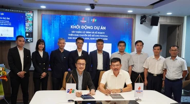 Ông Lê Cự Tân - Tổng Giám đốc PVFCCo và ông Trần Huy Bảo Giang - Tổng Giám đốc FPT Digital ký kết Dự án Tư vấn Chuyển đổi số toàn diện.