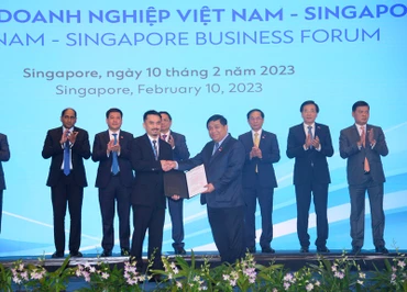 Thủ tướng Phạm Minh Chính chứng kiến lễ trao giấy chứng nhận, thỏa thuận hợp tác đầu tư của cộng đồng doanh nghiệp hai nước. Trong ảnh: Bộ trưởng Kế hoạch và Đầu tư Nguyễn Chí Dũng trao chứng nhận đầu tư cho đại diện lãnh đạo Tập đoàn Masan. 