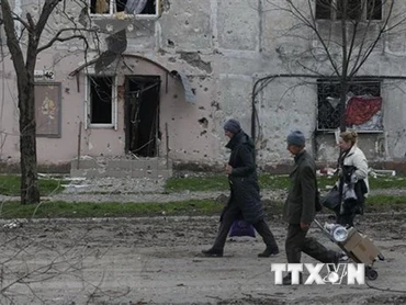Người dân Ukraine sơ tán khỏi thành phố Mariupol. (Ảnh: THX/TTXVN)