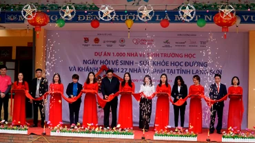 Cắt băng khánh thành 27 công trình nhà vệ sinh trường học tại tỉnh Lạng Sơn.