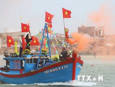 Ngư dân Quảng Ngãi tưng bừng ra khơi khai thác hải sản đầu năm