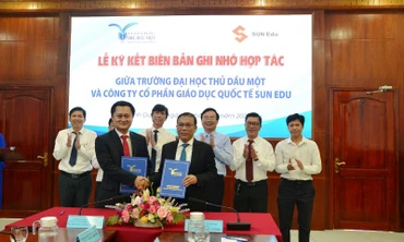 Lãnh đạo hai đơn vị thực hiện ký kết thỏa thuận hợp tác.