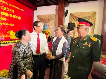 Ủy viên Bộ Chính trị, Bí thư Thành ủy Thành phố Hồ Chí Minh Nguyễn Văn Nên trao đổi với các đại biểu. 