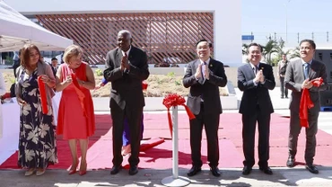 Chủ tịch Quốc hội Vương Đình Huệ và Chủ tịch Quốc hội Cuba Esteban Lazo Hernandez cắt băng khánh thành nhà máy bột giặt Suchel-TBV . (Ảnh: Doãn Tấn/TTXVN)