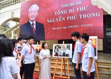  Cô và trò lớp 9A9 Trường trung học cơ sở Ngô Sĩ Liên (quận Hoàn Kiếm, Hà Nội) tổ chức một tiết học ngoại khóa tại Triển lãm ảnh “Tổng Bí thư Nguyễn Phú Trọng” để tìm hiểu về cuộc đời, sự nghiệp của người lãnh đạo có tâm, có tầm của Đảng.