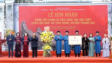 Các đồng chí lãnh đạo, nguyên lãnh đạo thành phố Hà Nội và lãnh đạo huyện Thanh Oai đón nhận Bằng xếp hạng Di tích quốc gia đặc biệt Chùa Bối Khê.