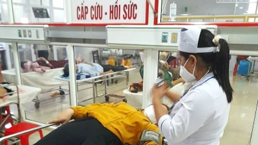 Chị N.V.Y.Nh. bị chồng là thầy giáo N.V.H.L đánh đập phải vào Trung tâm y tế huyện Buôn Đôn cấp cứu, điều trị.