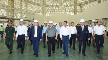 Thủ tướng Phạm Minh Chính thị sát công trình Trung tâm Hội chợ Triển lãm quốc gia. (Ảnh: TRẦN HẢI)