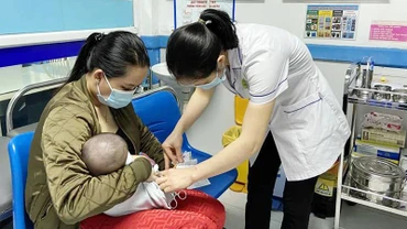 Tiêm vaccine cho trẻ em tại Trung tâm Kiểm soát bệnh tật tỉnh Quảng Ninh. (Ảnh: NGUYỄN HUẾ)