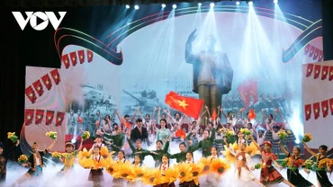 Chương trình chính luận nghệ thuật “Khúc ca khải hoàn” được tổ chức tối 25/4 tại Hà Nội. (Ảnh: VOV)