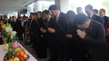 Các đại biểu tham dự Hội thảo dâng hương, bày tỏ lòng thành kính và tưởng nhớ Chủ tịch Hồ Chí Minh tại Không gian Việt Nam-Hồ Chí Minh, thuộc khuôn viên Trung tâm văn hóa Việt Nam tại thành phố Mimasaka, Nhật Bản. (Ảnh: MY LÊ)