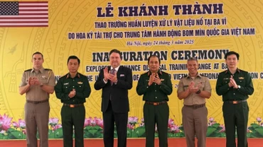 Các đại biểu tham dự Lễ khánh thành thao trường huấn luyện xử lý vật liệu nổ tại huyện Ba Vì, thành phố Hà Nội. (Ảnh: Đại sứ quán Hoa Kỳ tại Việt Nam)