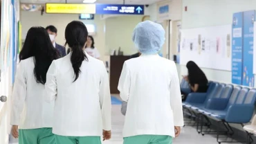 Nhân viên y tế làm việc tại Bệnh viện Đại học Quốc gia Seoul, Hàn Quốc, ngày 24/6/2024. (Ảnh: Yonhap/TTXVN)